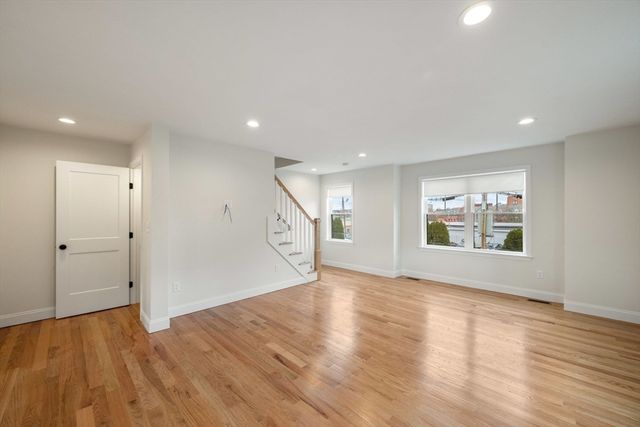 32 Union St 32, Lowell, MA 01852