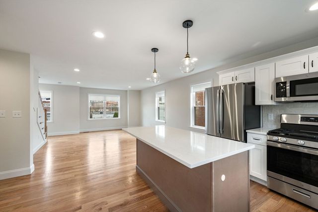 32 Union St 32, Lowell, MA 01852