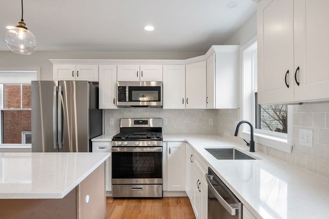 32 Union St 32, Lowell, MA 01852