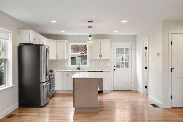 32 Union St 32, Lowell, MA 01852