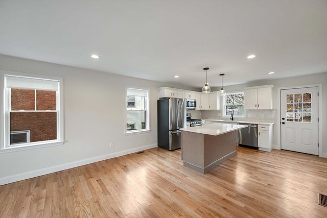 32 Union St 32, Lowell, MA 01852
