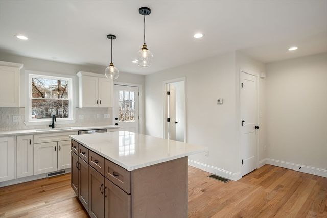 32 Union St 32, Lowell, MA 01852
