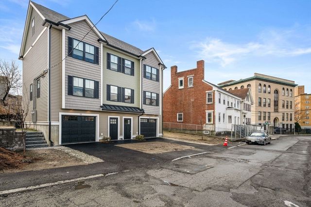 32 Union St 32, Lowell, MA 01852