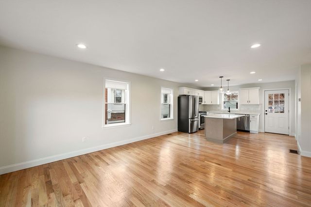32 Union St 32, Lowell, MA 01852