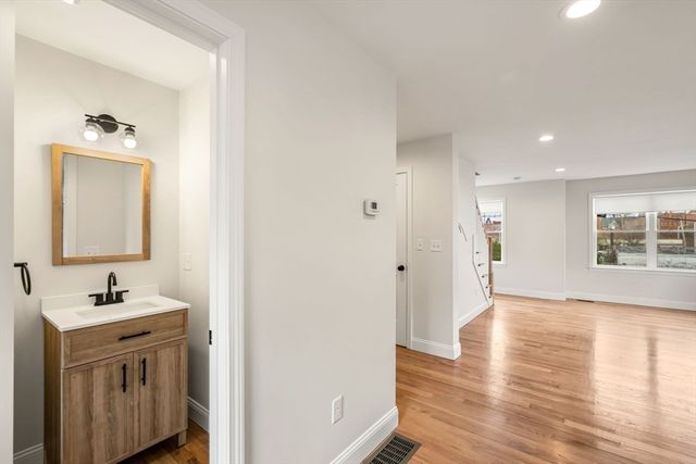 32 Union St 32, Lowell, MA 01852