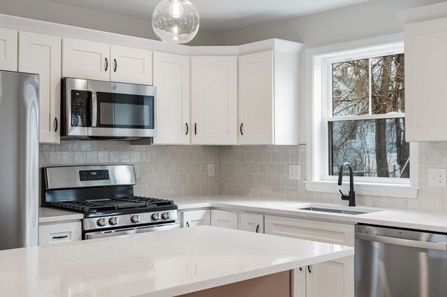 32 Union St 32, Lowell, MA 01852