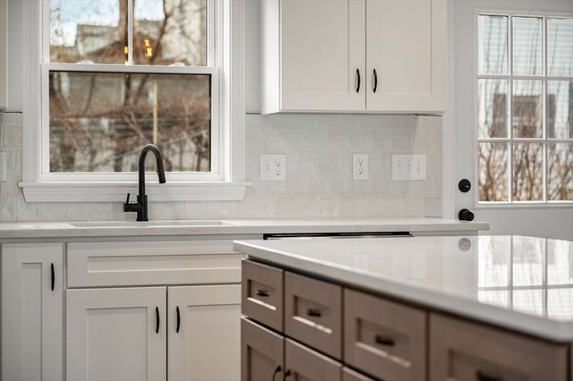 32 Union St 32, Lowell, MA 01852