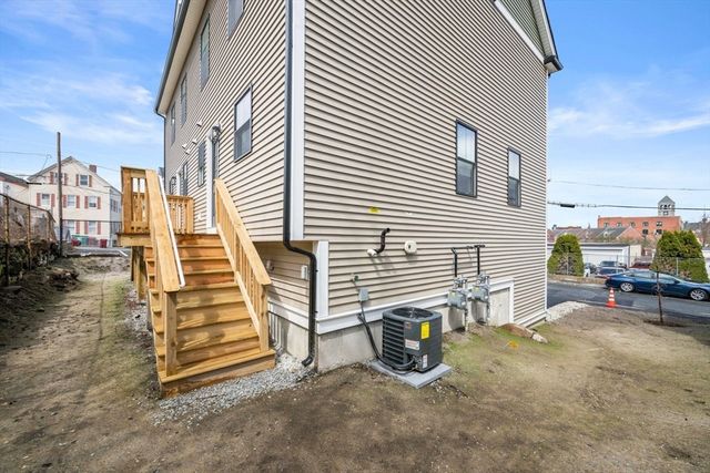 32 Union St 32, Lowell, MA 01852