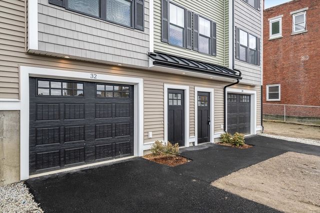 32 Union St 32, Lowell, MA 01852