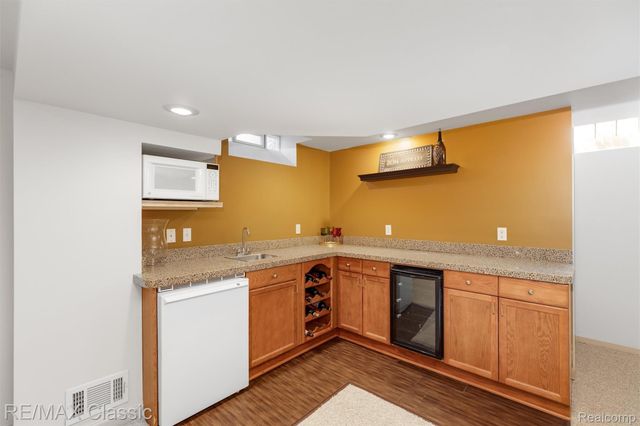 22810 Ennishore, Novi, MI 48375