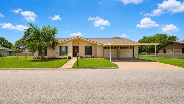 487 Edgewood Ave, Giddings, TX 78942