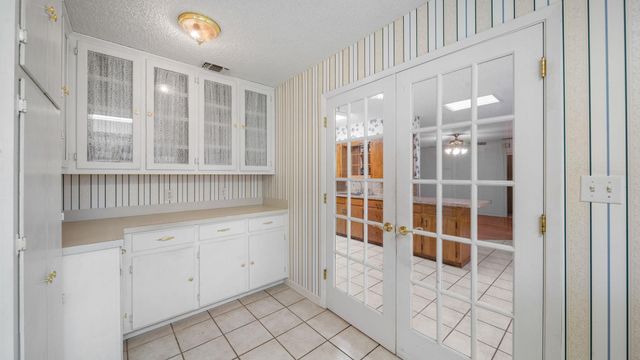 487 Edgewood Ave, Giddings, TX 78942