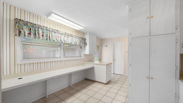 487 Edgewood Ave, Giddings, TX 78942