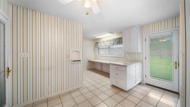 487 Edgewood Ave, Giddings, TX 78942
