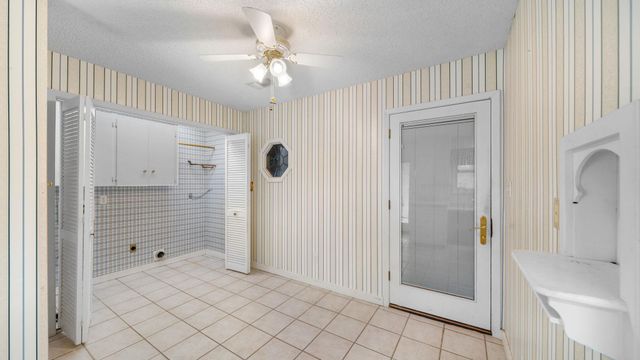 487 Edgewood Ave, Giddings, TX 78942