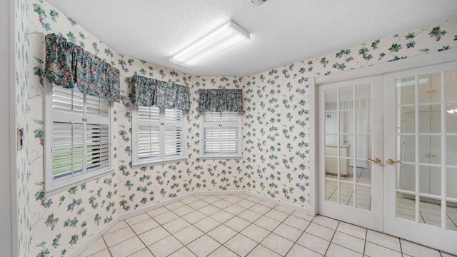 487 Edgewood Ave, Giddings, TX 78942