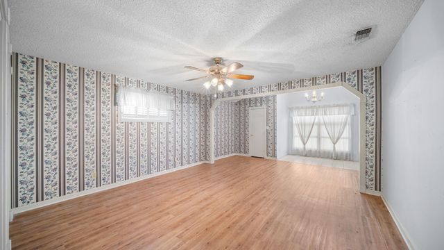 487 Edgewood Ave, Giddings, TX 78942