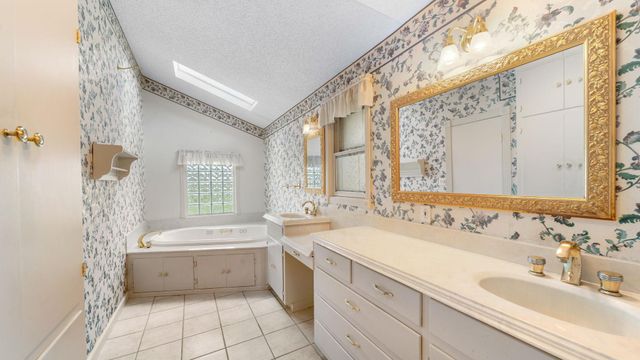 487 Edgewood Ave, Giddings, TX 78942