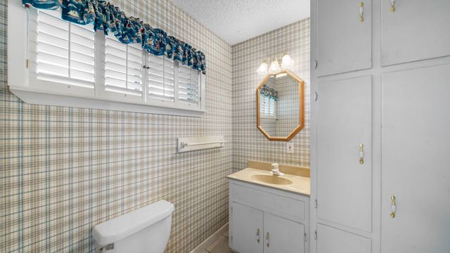 487 Edgewood Ave, Giddings, TX 78942