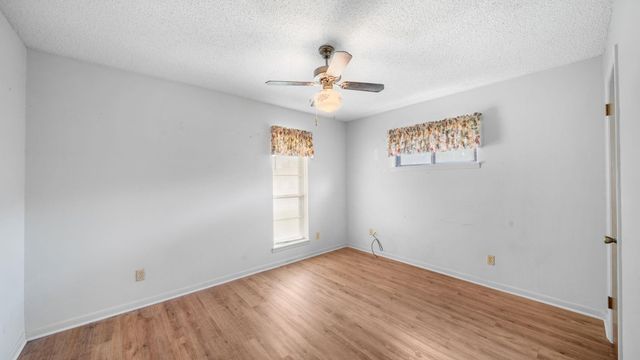 487 Edgewood Ave, Giddings, TX 78942