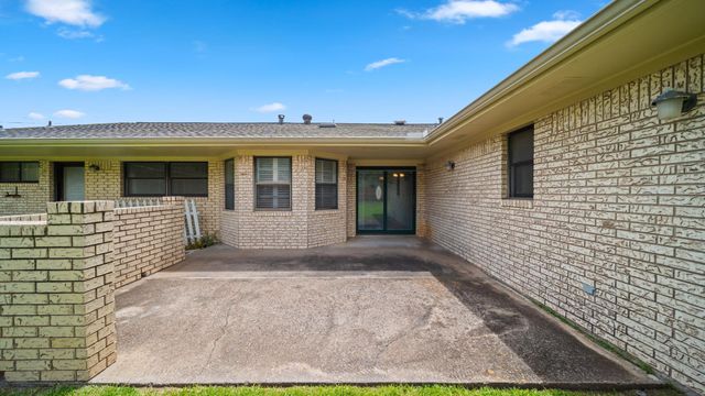 487 Edgewood Ave, Giddings, TX 78942
