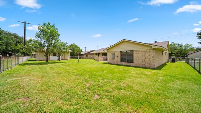 487 Edgewood Ave, Giddings, TX 78942