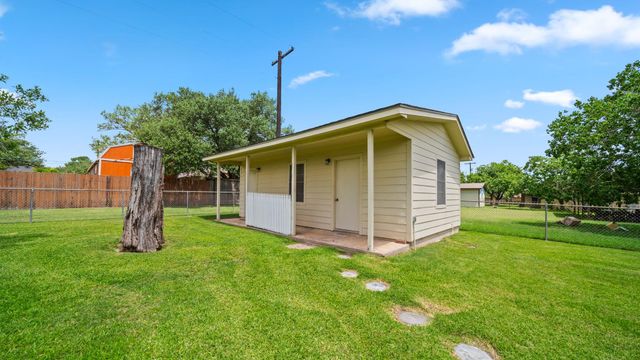 487 Edgewood Ave, Giddings, TX 78942