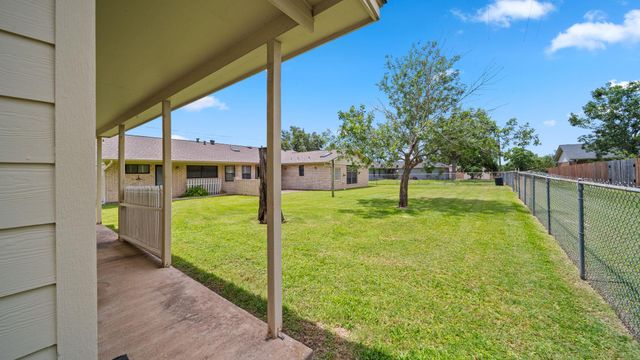 487 Edgewood Ave, Giddings, TX 78942
