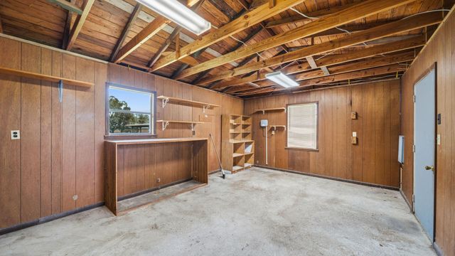 487 Edgewood Ave, Giddings, TX 78942