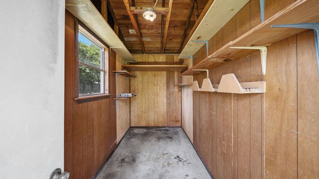 487 Edgewood Ave, Giddings, TX 78942