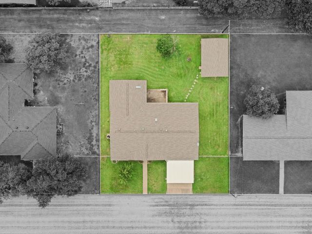 487 Edgewood Ave, Giddings, TX 78942