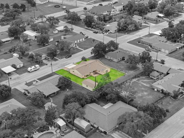 487 Edgewood Ave, Giddings, TX 78942