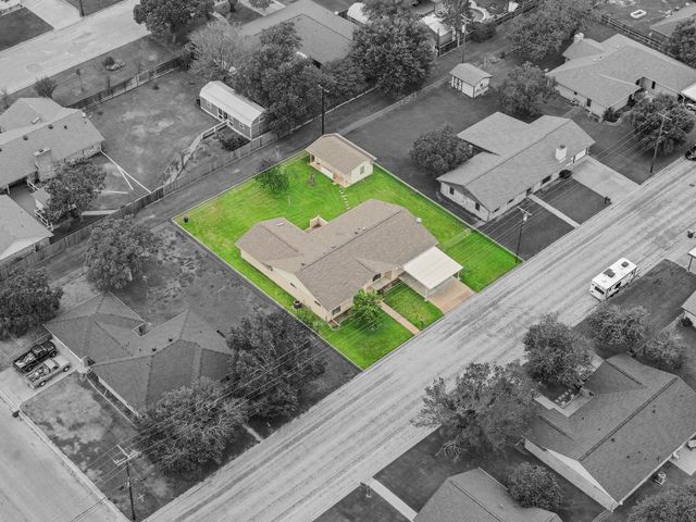 487 Edgewood Ave, Giddings, TX 78942