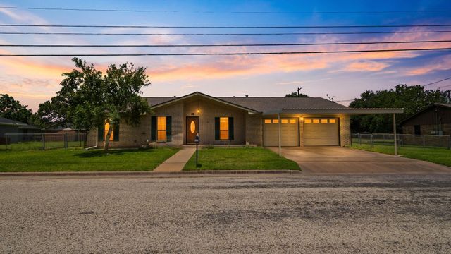 487 Edgewood Ave, Giddings, TX 78942