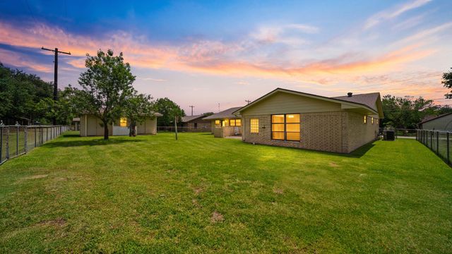 487 Edgewood Ave, Giddings, TX 78942