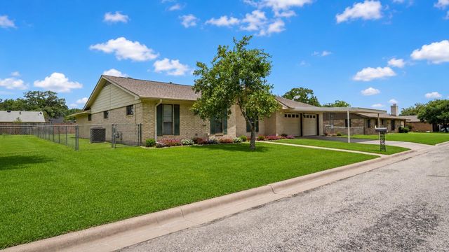 487 Edgewood Ave, Giddings, TX 78942