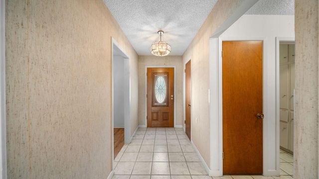 487 Edgewood Ave, Giddings, TX 78942