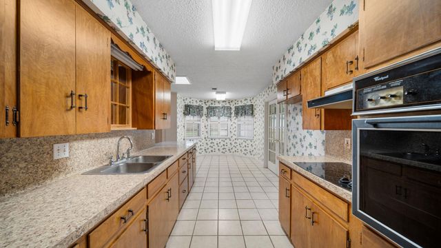 487 Edgewood Ave, Giddings, TX 78942