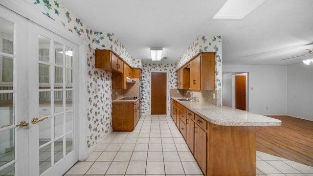 487 Edgewood Ave, Giddings, TX 78942