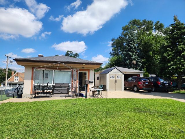 2720 W 96th Place, Evergreen Park, IL 60805