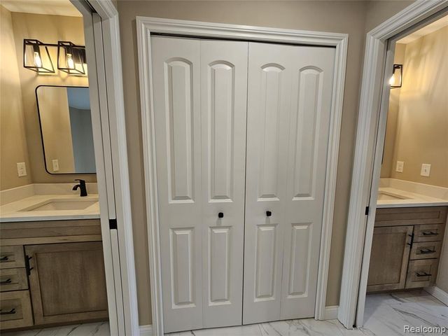 49241 London Bridge Drive, Macomb, MI 48042