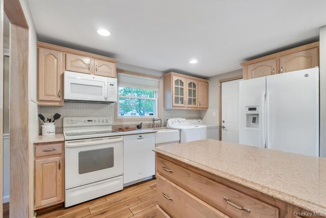 61 Pitchpine Place, Medford, NY 11763