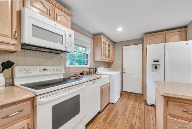 61 Pitchpine Place, Medford, NY 11763