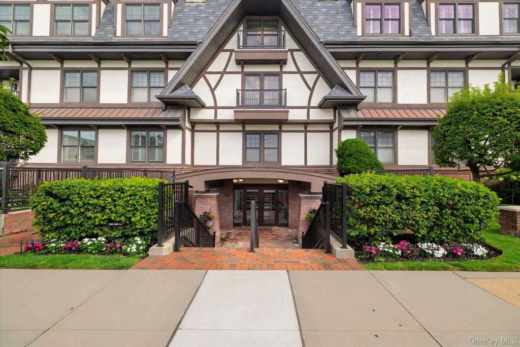 77 Maple Avenue 100, Rockville Centre, NY 11570 — exterior