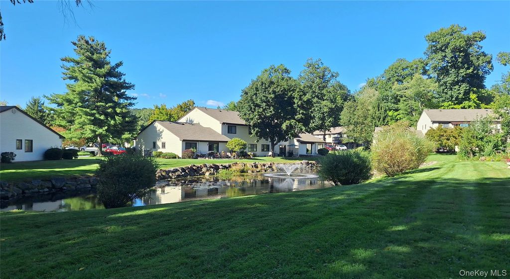 52 Jefferson Oval A, Yorktown Heights, NY 10598 — photo 2