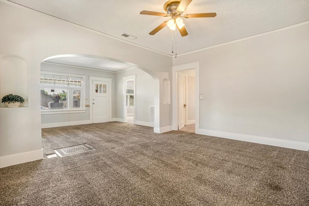 Image 12 of property listing at 1295 N Glenn Avenue, Fresno, CA 93728