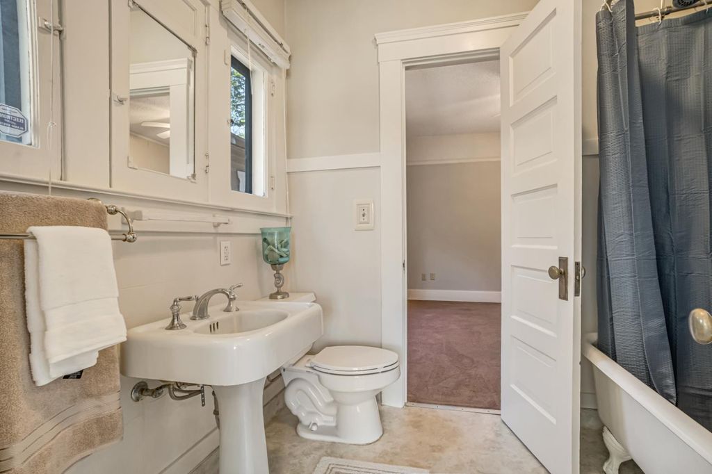 Image 16 of property listing at 1295 N Glenn Avenue, Fresno, CA 93728