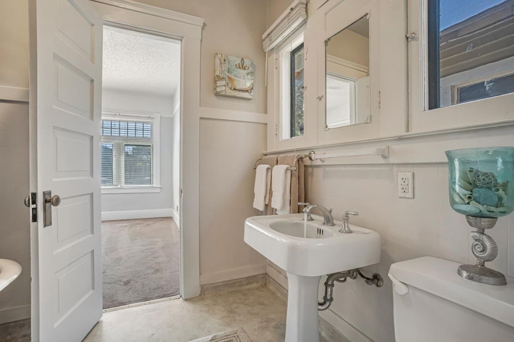 Image 17 of property listing at 1295 N Glenn Avenue, Fresno, CA 93728