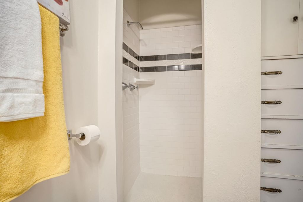 Image 24 of property listing at 1295 N Glenn Avenue, Fresno, CA 93728