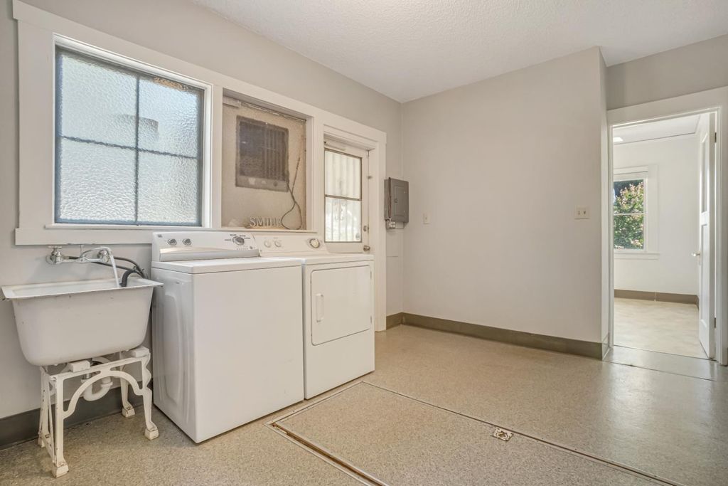 Image 27 of property listing at 1295 N Glenn Avenue, Fresno, CA 93728